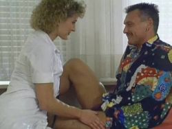 Die runden Melonen der Ärztin wackeln beim intensiven Sex