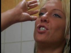 Die sexy Schlampe massiert sich die prallen Euter