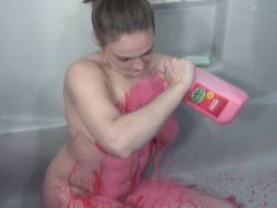 Die Tussi mit den großen Eutern saut sich unter der Dusche ein