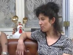 Mama mit großen Hupen lässt sich den Po knallen