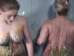 Scharfe Amateur Weiber mit einem drallen Po verwöhnen sich ihre dicken Titten