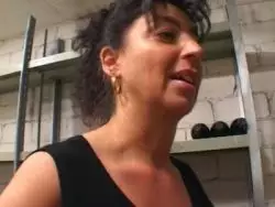 Willige Mutter mit dicken Hupen lässt sich besamen