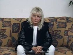 Buddy gibt der sexy Schlampe einen großen Massagestab und sie schiebt ihn in ihre Muschi