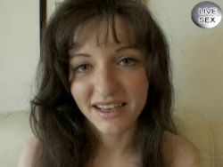 Die nasse Teenie Pussy und der jungfräuliche Arsch werden mit einem großen Sextoy durchgefickt
