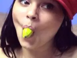 Dunkelhaarige Amateurin gibt sich eine Banane in ihr nasses Loch