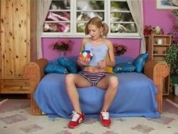Fickriges Jungluder besorgt es der Lustgrotte geil mit einem Dildo