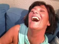 Geile Mutter poppt ihre Pussy mit einem Spielzeug