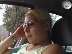 Mit dem Sextoy bewaffnet fickt sich das sexy Luder selbst die gierige Möse