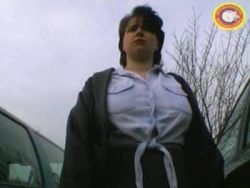 Mit dem Vibrator poppt sich die Frau alleine