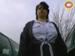 Mit dem Vibrator poppt sich die Frau alleine