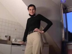 Mit einem Sextoy fickt sich eine scharfe Milf