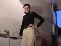Mit einem Sextoy fickt sich eine scharfe Milf