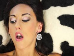 Mit Facecam besorgt es sich die heiße Hure mit geilem Sexspielzeug