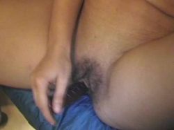 Mit Gummischwanz wird die feuchte Pussy gebumst
