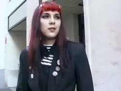Heißes Mädel mit bemalter Haut und Piercings bekommt von zwei Fremden die glate Pussy gefüllt