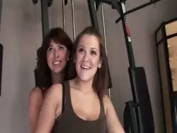 Mit dem Strapon fickt die lesbische Bitch ihre Freundin durch