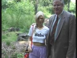 Blondes Girl wird von erfahrenem Sack befingert und gefickt