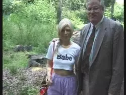Blondes Girl wird von erfahrenem Sack befingert und gefickt