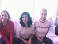 Die homosexuellen Mädchen streicheln sich die Mösen