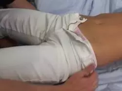 Fickriges Liebespärchen beim Bumsen auf dem Sofa