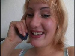 Junge attraktive Göre telefoniert und zeigt ihre feuchte Vagina