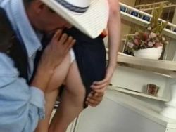 Seine geile Zunge leckt die juckende Girl Muschi