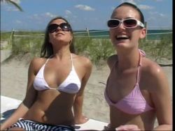 Zwei geile MIlfs verführen ihn zu einem Dreier Zwei geile MIlfs verführen ihn zu einem Dreier