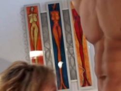 Der gut gebaute Typ bumst die Monsterboops des heißen Girls