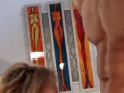 Der gut gebaute Typ bumst die Monsterboops des heißen Girls