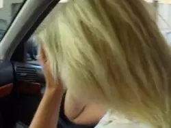 Das blonde Miststück lässt sich vor der Kamera von ihm vögeln