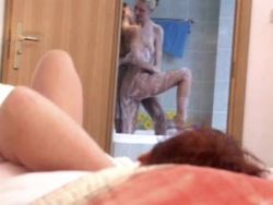 Das homosexuelle Luder schaut den Freundinnen beim Bumsen zu