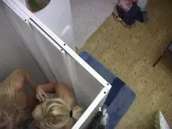 Frivole Girls mit blanken Pussys duschen bei einem Voyerclip