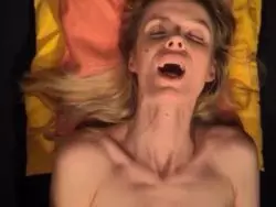 Das geile Amateurweib poppt sich die Teen Fotze alleine