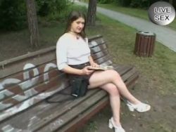 Das Teen Fotzenluder besorgt es sich mit den Händchen und mit dem Vibrator selbst