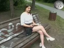 Das Teen Fotzenluder besorgt es sich mit den Händchen und mit dem Vibrator selbst