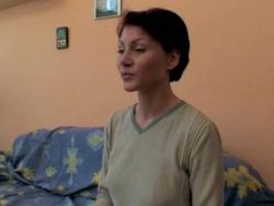 Die notgeile MILF befriedigt sich alleine