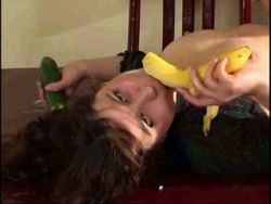 Die perverse Teenienutte masturbiert heftig mit Obst und Gemüse