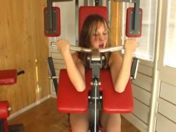 Ein schamloses Girl bumst sich die Spalte und macht Fickspiele