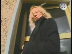 Geiles blondes Flittchen streichelt sich ihre fickrige Möse