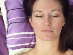 Intensiver Fingersex einer sexy Mutter in Dessous