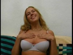 Masturbation mit der Weinflasche befriedigt Blondinen Pussy