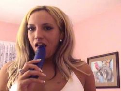Mit dem Dildo besorgt es sich die geile Schlampe selbst