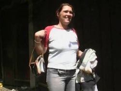 Outdoor fingert sich die Hobbynutte ihre spritzige Fickfotze