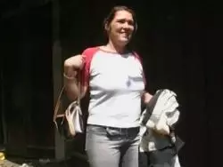 Outdoor fingert sich die Hobbynutte ihre spritzige Fickfotze