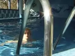 Scharfe Mama mit einer pelziger Muschi beim Solofick