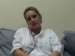 Sexy Lady verwöhnt sich mit den Händen und einem Spielzeug